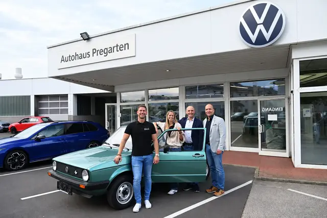 Gewinnübergabe des restaurierten VW Golf 1 an Johanna Gierlinger aus Katsdorf. | Foto: Autohaus Pregarten