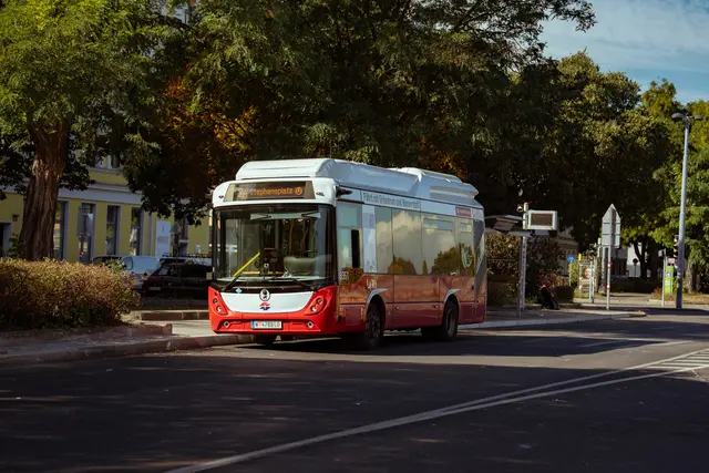 12 Millionen Euro kosten die neuen Hydron-Busse die Wiener Linien.  | Foto: Sade Jerabek/MeinBezirk