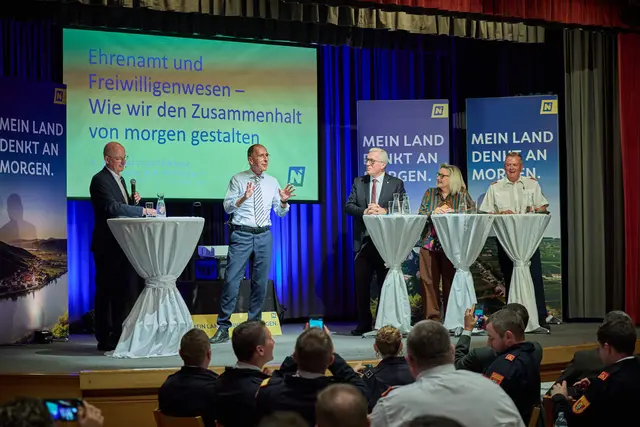 Politikwissenschafter Peter Filzmaier lieferte aktuelle Ergebnisse aus den Befragungen der Zukunftsinitiative. | Foto: Franz Gleiß