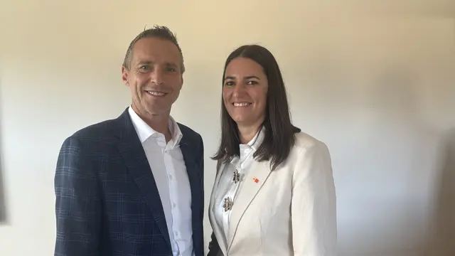 AK-Salzburg-Präsident Peter Eder mit der neuen AK-Bezirkstellenleiterin im Lungau, Petra Scheiger. | Foto: pjw