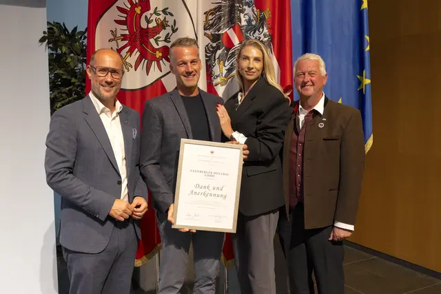 LR Mario Gerber mit Vertreterin und Vertretern der Exenberger Holzbau GmbH aus Kössen. | Foto: Land Tirol/Sedlak