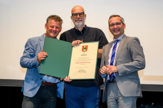 Bei der Jubiläumsfeier am 15. Oktober wurde dem Obmann des Vereins "Neues Volkskino" die Dank- und Anerkennungsurkunde der Stadt Klagenfurt überreicht. | Foto: StadtKommunikation / Hude