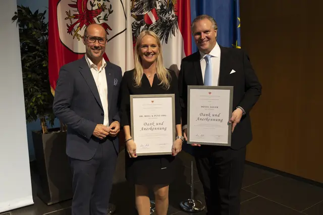 Wirtschaftslandesrat Mario Gerber mit den VertreterInnen der geehrten Betriebe aus dem Bezirk Innsbruck-Stadt. | Foto: Land Tirol/Sedlak