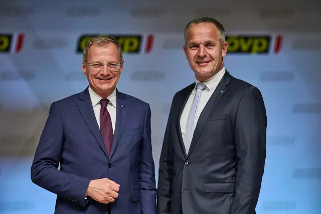 ÖVP-Bezirksparteiobmann Christian Mader (r.) mit Lanedeshauptmann Thomas Stelzer.  | Foto: Peter Christian Mayr