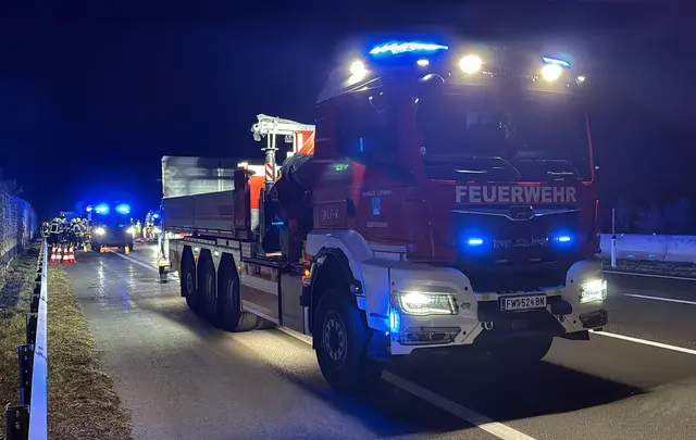 Feuerwehr im Einsatz: Die FF Leobersdorf sicherte die Unfallstelle ab, band ausgelaufene Betriebsmittel und reinigte die Fahrbahn. | Foto: BFKDO BADEN / Stefan Schneider
