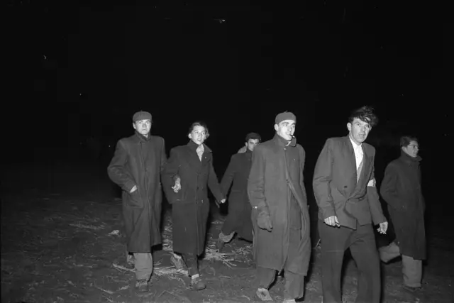 Die Ausstellung „Brücke der Menschlichkeit“ zeigt historische Pressefotos zum Ungarnaufstand 1956 und zur Flucht nach Österreich. Die bekannten Bilder und bislang unveröffentlichte Aufnahmen sind noch bis 10. Jänner 2027 im Prunksaal der Nationalbibliothek zu sehen. | Foto: Österreichische Nationalbibliothek