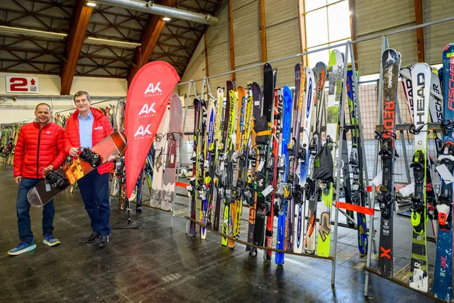 AK-Präsident Günther Goach und Christian Rainer vom AK/ÖGB Sport sind sich einig: "Wintersport soll für alle leistbar bleiben" | Foto: AK Kärnten/Thomas Hude