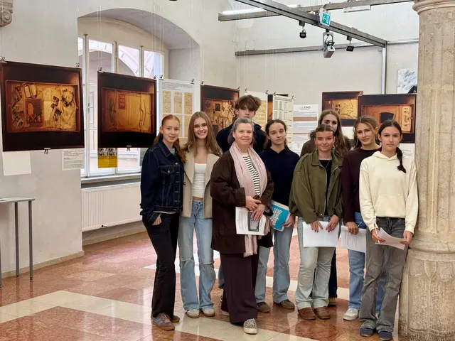 Als erste Schulklasse setzte sich die 6a vom BRG-Ringstraße unter der Leitung von Nikola Stiglitz mit der Ausstellung „Für das Kind“ im Kremser Rathaus auseinander.  | Foto: Stadt Krems