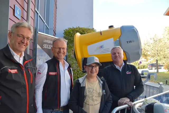Lukas (Mitte) interessiert sich für Seilbahntechnik und erkundigt sich bei den Betriebsleitern aus Obertauern | Foto: meinbezirkk Lungau/Pongau