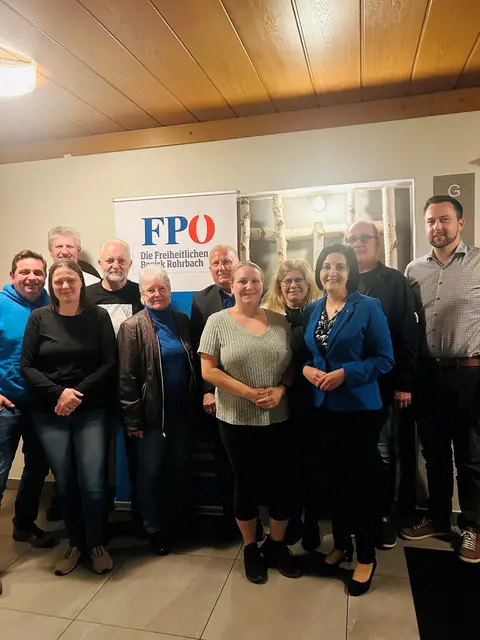 Johann Magauer (Mitte hinten) wurde einstimmig als Ortsparteiobmann bestätigt. | Foto: FPÖ