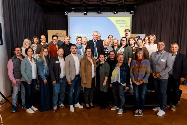 Reihe 1: Stefan Neuninger und Bgm. Elisabeth Gschwandtner aus der Marktgemeinde Raxendorf, Christina und Johannes Volkmann aus Kirchberg an der Pielach, GGR Ing. Simon Lanzenlechner und GR Julia Mautner aus Schollach, BGR Kathrin Hömstreit aus St. Leonhard am Forst, STR Sandra Hörmann aus Melk, KulturSTR Birgit Seiler aus St. Valentin, KVA Waltraud Glänzel aus Annaberg, Bgm. Josef Berger, Dunkelsteinerwald, Erwin Klissenbauer, GF Schallaburg

Reihe 2:
GR Karin Kashofer und GGR Karin Zehetner aus Steinakirchen am Forst, STR Eva Koloseus aus Tulln, Verena Auferbauer aus der Marktgemeinde Raxendorf, Karlheinz Böhm, Kulturverantwortlicher aus Bischofstetten, BGR Regina Huber aus St. Margarethen an der Sierning , GGR Sandra Hutschala Marktgemeinde Rossatz-Arnsdorf, Landesrat Anton Kasser, Kurt Einzinger aus Rossatz, BGR Claudia Aufreiter aus St. Valentin, BGR Mag. Sandra Stritzl aus Rohrbach an der Gölsen, Petra Kowatschek St. Valentin, BGR Bettina Gröss, Hofstetten-Grünau, Maximilian Zeller, Proberaum Scheibbs, Vizebürgermeisterin Renate Spindler aus Karlstetten, Kulturverantwortliche-Stv. Claudia Irxenmayer aus Aschbach-Markt, (vorn), Alexandra Woller, Proberaum Scheibbs, BGR Andrea Lobinger Gemeinde Dunkelsteinerwald. | Foto: Markus Morawetz