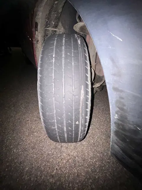 Geweberisse am rechten Vorderreifen und ein Sprung in der Windschutzscheibe machten das Fahrzeug verkehrsunsicher. | Foto: LPD NÖ