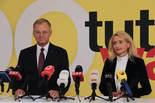 Landeshauptmann Thomas Stelzer stellte die künftige Wirtschaftslandesrätin Christiane Frauscher im Rahmen einer Pressekonferenz der Öffentlichkeit vor. | Foto: MeinBezirk OÖ/Till