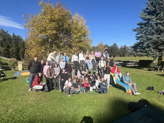 Das Team der mehr als 60 Schülerinnen und Schüler mit ihren Klassenvorständen - angekommen in St. Siegmund am Wolfsberg.

Mit Spiel, Spaß und Freude geht es wieder in Richtung Spittal - zu Fuß natürlich. | Foto: (c) hlwspittal 2026 Medienteam