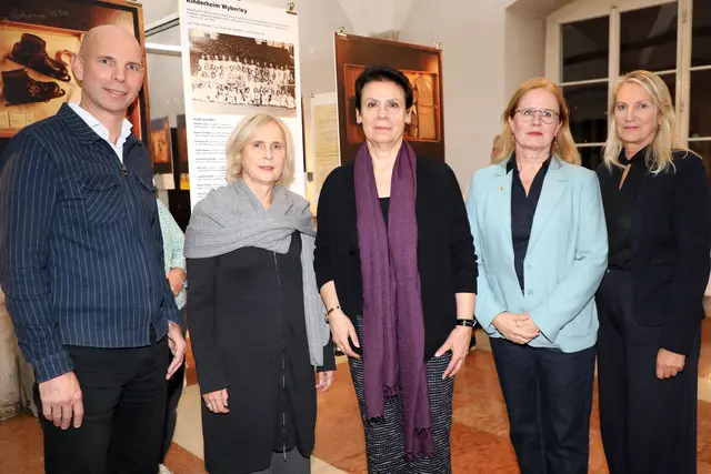 Kulturamtsleiter Gregor Kremser, Bereichsleiterin für Bildung, Kultur und Tourismus, Doris Denk, Kuratorin Milli Segal, Kulturgemeinderätin Elisabeth Kreuzhuber und Präsidialamtsleiterin Rosemarie Bachinger. | Foto: Stadt Krems