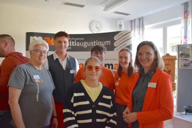 Lara (Mitte) am Stand des MultiAugustinums. Rechts Dir. Edith Pirkner, links Andrea Gürtler | Foto: meinbezirkk Lungau/Pongau