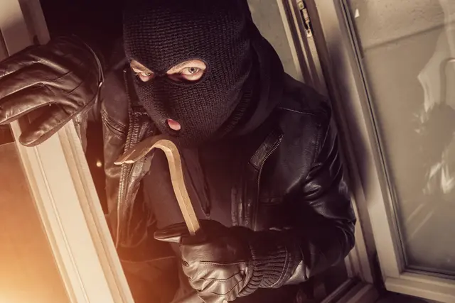 Die Polizei rät in der dunklen Jahreszeit zu erhöhter Aufmerksamkeit und wirksamen Schutzmaßnahmen. | Foto: rclassenlayouts-smarterpix