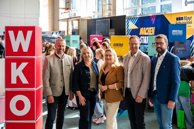 Bürgermeister Rudolf Raffelsberger, Claudia Hindinger (Obfrau WKO Gmunden), Sigrid Schuster (Leiterin WKO Gmunden), Martin Ettinger, Vizebgm. Christof Bammer. | Foto: Pfatschbacher Photography