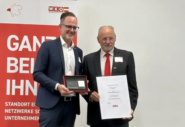 Klemens Steidl (rechts) wurde durch WKOÖ-Vizepräsident Michael Pecherstorfer mit der Ehrenmedaille der WKOÖ in Silber ausgezeichnet.  | Foto: MeinBezirk/Barbara Ebner