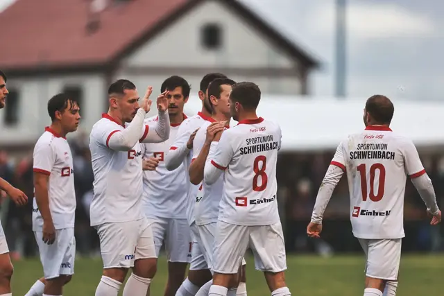 Schweinbachs Kicker jubeln wieder, der Abstieg ist längst kein Thema mehr. | Foto: Reischl