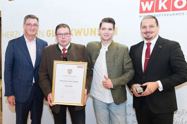 Ein ganzes Jahrhundert gibt es die Fleischerei von Alfred Pfandl bereits in St. Veit. WK-Präsident Jürgen Mandl (li.) und WK-Bezirksstellenobmann Walter Sabitzer (re.) gratulierten zum 100-jährigen Bestehen. | Foto: WKK/Michael Linzer