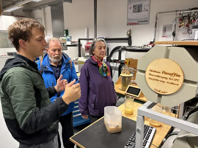 Auch das Thermodynamik Labor wurde den interessierten Besuchern gerne näher gebracht.  | Foto: meinbezirk.at/Birgit Gehrke 