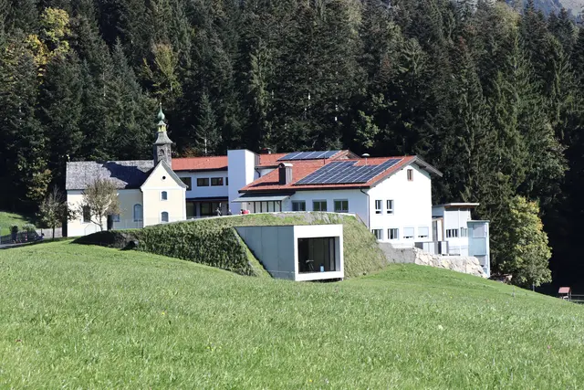 Am 16. Oktober wurde der neue Mehrzwecksaal in Rettenschöss feierlich eingeweiht. Er wurde im Hügel unterhalb der Volksschule realisiert.  | Foto: Martina Obertimpfler 