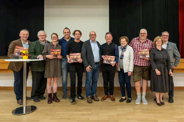  Bürgermeister Martin Leonhardsberger,  Tourismusobmann Melker Alpenvorland &amp; Wirt Reinhard Bürgmayr-Posseth, Wirtin Alexandra Labenbacher-Konecny, Wirt Paul Griessler, Filmemacher &amp; Fotograf Thomas Zeller, Kulturstadtrat Otmar Garschall, Wirt Werner Griessler, Wirtin Ernestine Thiel, Wirt Horst Schmoizbrotkoal Schirgenhofer, Wirtin Ingrid Schöner und Wirt und Wirtschaftskammerobmann Dietmar Schöner | Foto: Christine Lechner