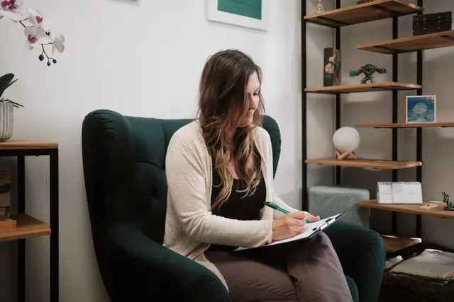 Katharina Leitner bei der Arbeit.