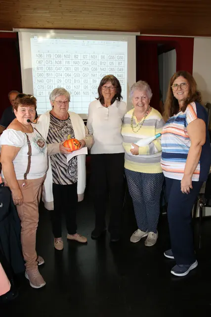 v. li. Obfrau Silvia mit den Siegerinnen Bingo, Christine, Melitta, Hannelore und Andrea 