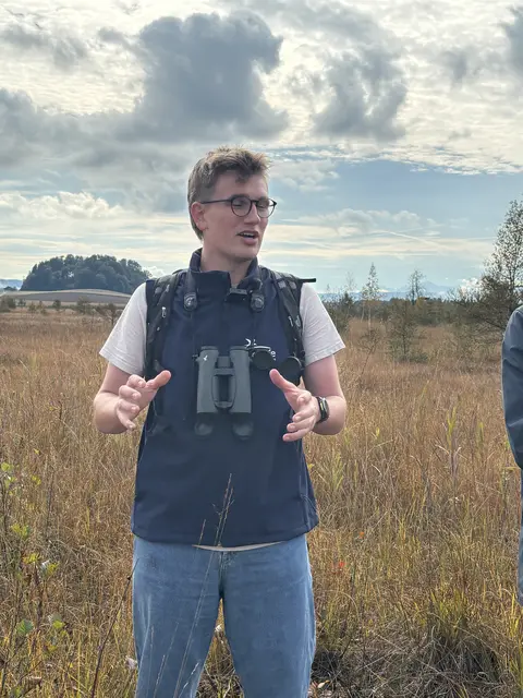 Birdlife-Projektleiter Florian Billinger erklärt, welche Maßnahmen im Laufe der nächsten Monate gesetzt werden. | Foto: MeinBezirk/Anja Kern