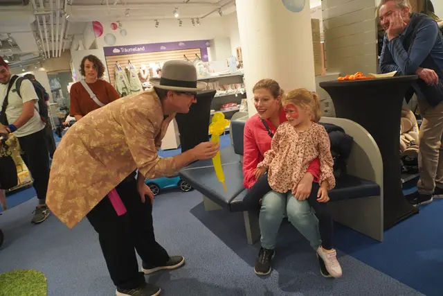 - Spiel, Spaß und Zauberei: Ein abwechslungsreiches Kinderprogramm begleitete die Eröffnung der neuen Filiale von Neuner’s Baby- und Kinderwelt in Innsbruck. | Foto: MeinBezirk/Alicia M. Gomez