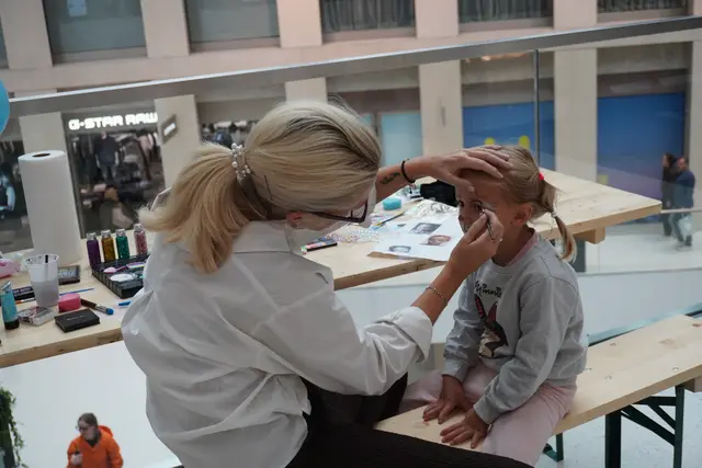 Kreativer Spaß beim Kinderschminken: Farbenfrohe Motive und leuchtende Kinderaugen machten das Rahmenprogramm zu einem Highlight der Eröffnungsfeier. | Foto: MeinBezirk/Alicia M. Gomez