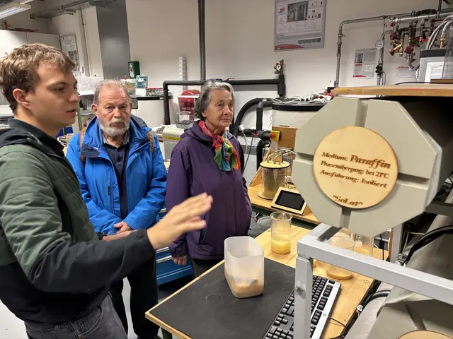 Auch das Thermodynamik Labor wurde den interessierten Besuchern gerne näher gebracht.  | Foto: meinbezirk.at/Birgit Gehrke 