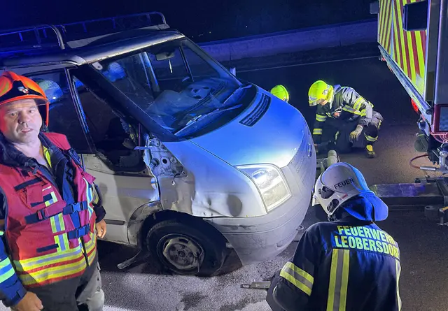 Nächtlicher Unfall auf der A2: Ein Kastenwagen krachte bei Leobersdorf gegen einen Baustellen-Absicherungsanhänger. Verletzt wurde niemand.
 | Foto: BFKDO BADEN / Stefan Schneider