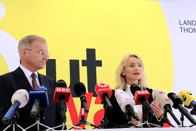 Landeshauptmann Thomas Stelzer und Christiane Frauscher – die neue Wirtschaftslandesrätin in der Oö. Landesregierung. | Foto: MeinBezirk OÖ/Till