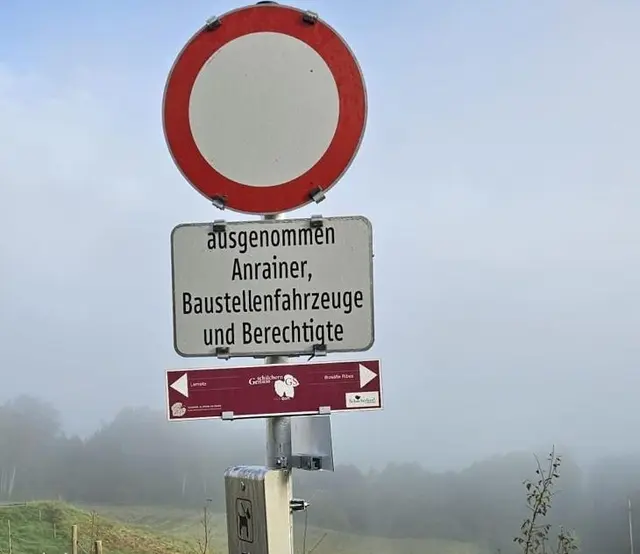 Die bisherige Tafel bei der Siedlungseinfahrt