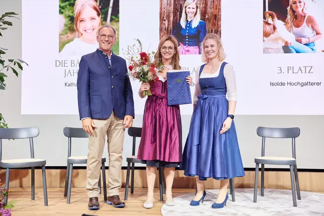 Josef Rumer (Herausgeber "Oberösterreicherin"), Isolde Hochgatterer (3. Platz) und Andrea Kainberger von der Trachten Wichtlstube, die einen Gutschein überreicht hat. | Foto: Mathias Lauringer, Sparkasse Linz