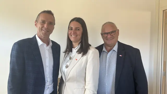 V. li.: AK-Salzburg-Präsident Peter Eder mit der neuen AK-Bezirkstellenleiterin im Lungau, Petra Scheiger, die in der Funktion auf Bernhard Kendlbacher folgt. | Foto: pjw