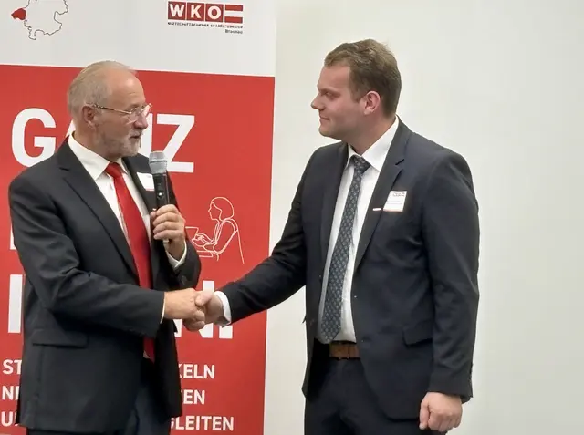 Übergabe an den neuen Obmann der WKO Braunau, Martin Feichtinger (re.). | Foto: MeinBezirk/Barbara Ebner