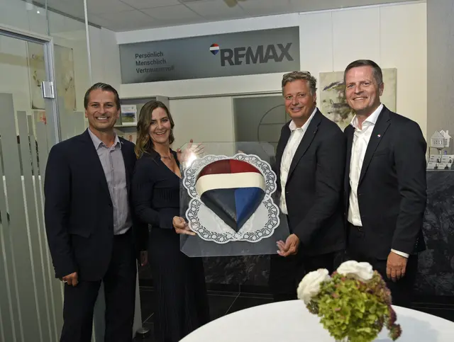 Freuten sich über die gelunge Eröffnung des neuen REMAX Immopartner-Standortes in Vomp: Harald Schaumüller (Leiter Business Development REMAX) , Andrea Ebner und Bernd Senn (beide Geschäftsführer REMAX Immopartner) Bernhard Reikersdorfer (Geschäftsführer REMAX Austria) | Foto: REMAX