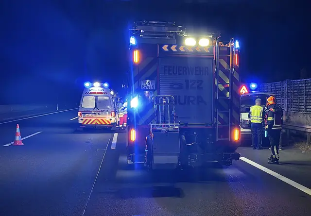 Großer Schaden, aber keine Verletzten: Der Kastenwagen prallte im Bereich einer Nachtbaustelle mit voller Wucht gegen den Absicherungsanhänger. | Foto: BFKDO BADEN / Stefan Schneider