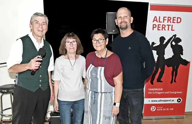 Musiker Alfred Pertl, Eva Sperner vom Team des Spillerner Pensionistenverbandes, Obfrau und Grillmeisterin Hilde Pfalzer und Bürgermeister Thomas Speigner beim Oktoberfest | Foto: Martin Senekowitsch