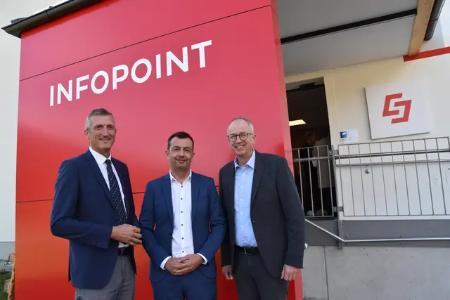Bei der Infopoint-Eröffnung in St. Michael, v. li.: Thomas Oberndorfer, Markus Wiedhölzl (beide Salzburg AG) und Bürgermeister Manfred Sampl (St. Michael im Lungau). | Foto: pjw