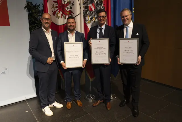 LR Gerber mit den Vertretern der drei ältesten geehrten Betriebe (Hotel Sailer GmbH &amp; Co KG (Innsbruck), Morandell International GmbH (Wörgl), Taxi Kratzer-Heel (Hall i. T.)) | Foto: Land Tirol/Sedlak