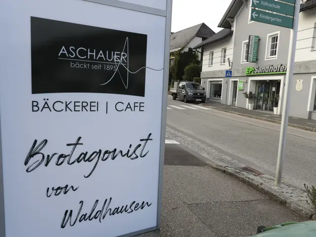 Die Bäckerei Aschauer aus Pabneukirchen eröffnete am 16. Oktober 2026 in Waldhausen, Markt 90, ihre neue Filiale mit Café. Am Vorabend der Eröffnung konnten sich Gemeindevertreter, Vereinsobleute, Vertreter von Kindergarten, Schule, Gastronomie und Wirtschaftskammer beim Pre-Opening ein Bild vom neuen Nahversorger machen. | Foto: Robert Zinterhof