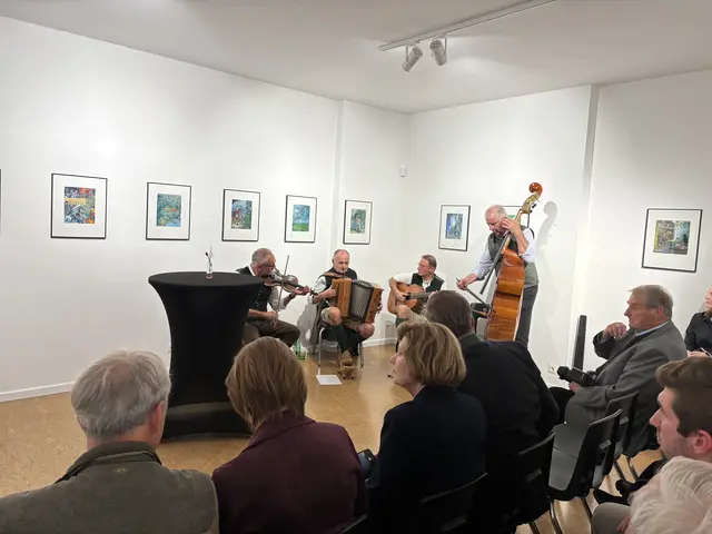 Die Faßlthoma Musi mit Ex-Bürgermeister Johann Hiden an der Bassgeige | Foto: MeinBezirk/Harald Almer