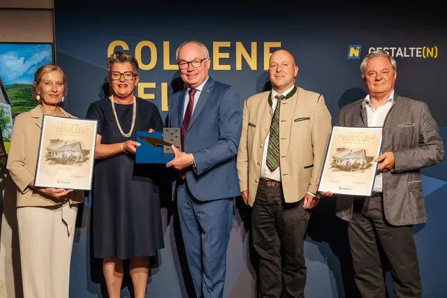Bei der Verleihung mit dabei, Bgm. Dr. Markus Klamminger, der sich mit dem Gewinnerehepaar mitfreute und gratulierte./ P. Eichlinger | Foto: Wolfgang Spekner