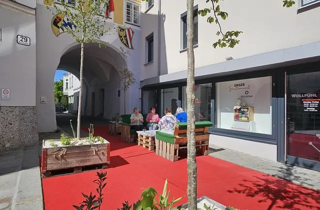 Der "Pop-Up-Garten" beim Schärdinger Tor wurde gut angenommen.  Da es hier künftig ein Fahrverbot geben wird, könnte ein derartiger Platz dauerhaft realisiert werden. | Foto: Stadtmarketing Ried