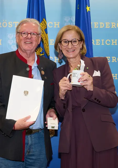 Gottfried Auer bedankte sich seinerseits bei der Landeshauptfrau mit einem kleinen Präsent aus dem „Tal der Dirndln“ | Foto: NLK Johann Pfeiffer